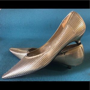 Women’s Kitten Heel Pump (sexy fishnet like) Shiny gold